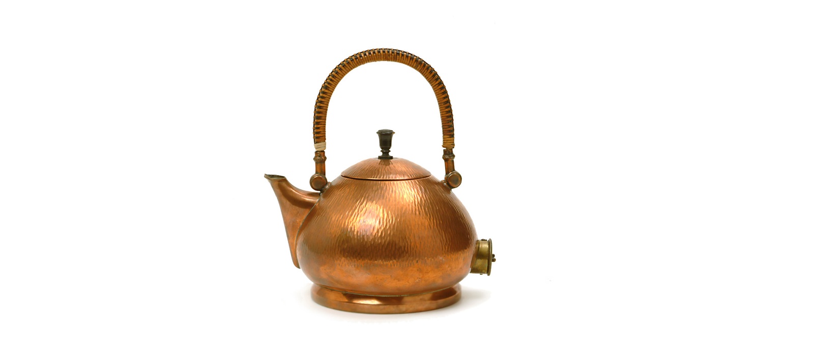 Kettle, designed by Peter Behrens for AEG, 1909, Collection Werkbundarchiv – Museum der Dinge. Photo: Armin Herrmann